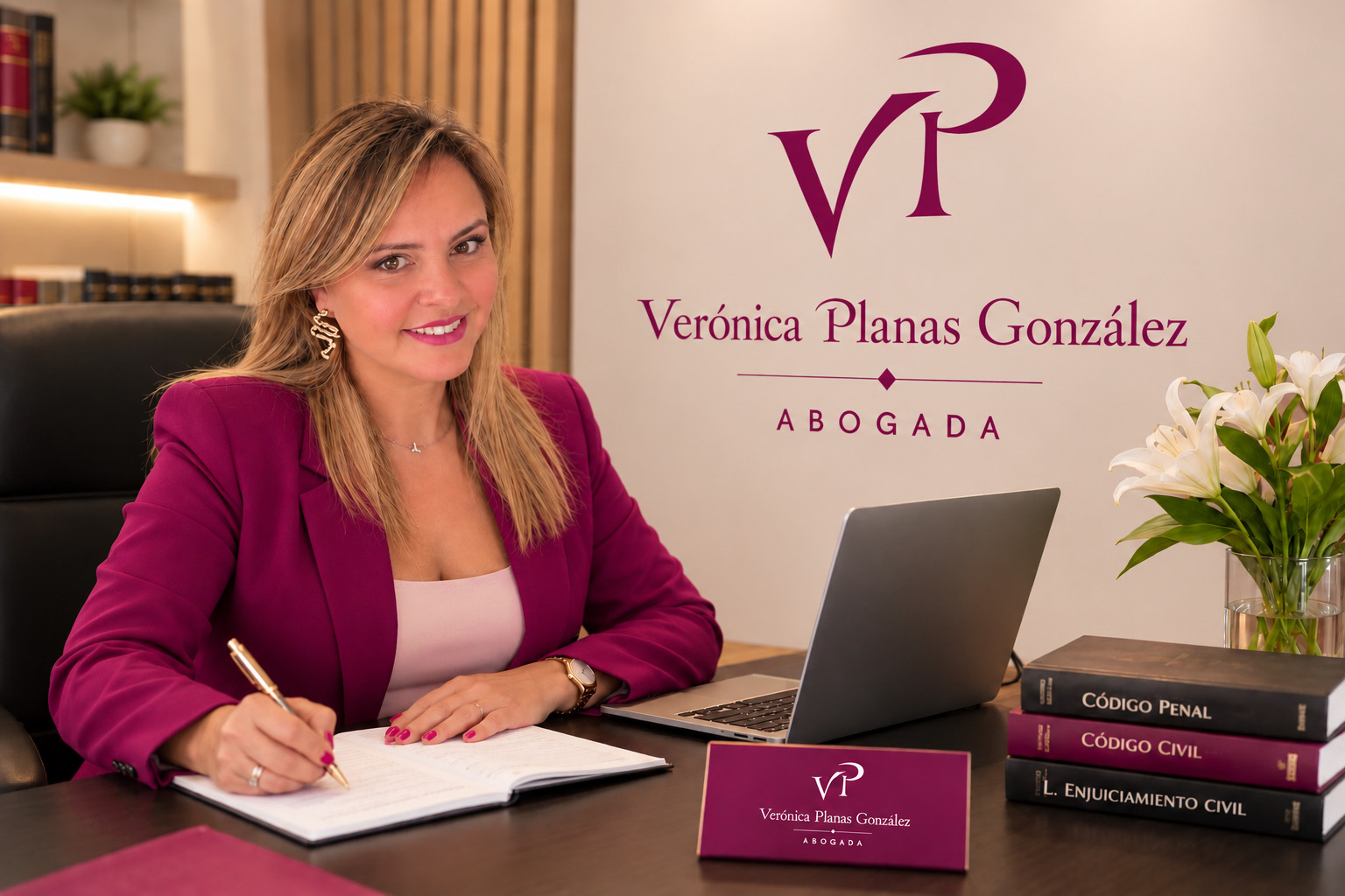 Verónica Planas con chaqueta burdeos en su despacho